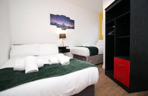 Castle Apartment | Stunning 4 Bedroom Flat with free parking - Near City Centre