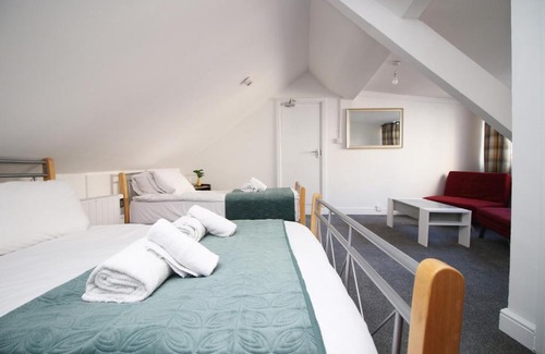 Castle Apartment | Stunning 4 Bedroom Flat with free parking - Near City Centre