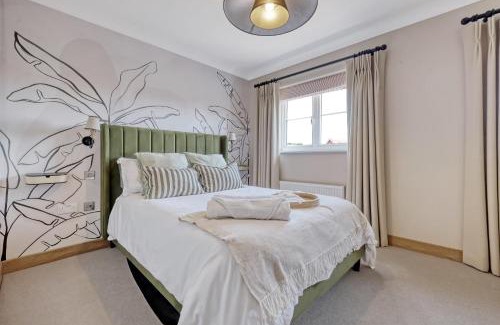 Colchester House | Stunning 4BR, Garden,Parking - Oakview