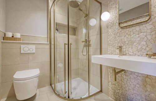 Colchester House | Stunning 4BR, Garden,Parking - Oakview