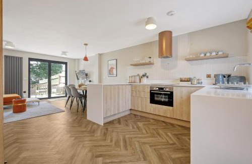 Colchester House | Stunning 4BR, Garden,Parking - Oakview