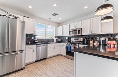 Las Vegas House | STUNNING 5 BDR, POOL W/HEATER, BBQ, WIFI & MORE