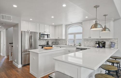 South Mission Beach House | Stunning Beach Home with Fireplace, Fast WiFi, Grill & Outdoor Seating!