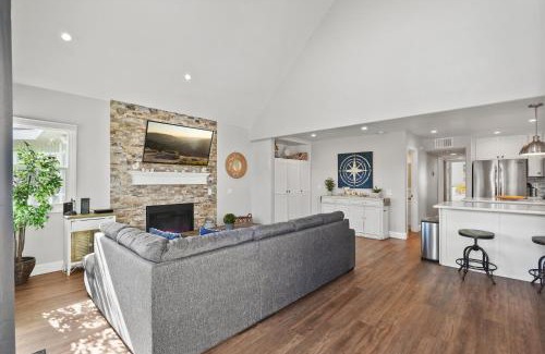 South Mission Beach House | Stunning Beach Home with Fireplace, Fast WiFi, Grill & Outdoor Seating!