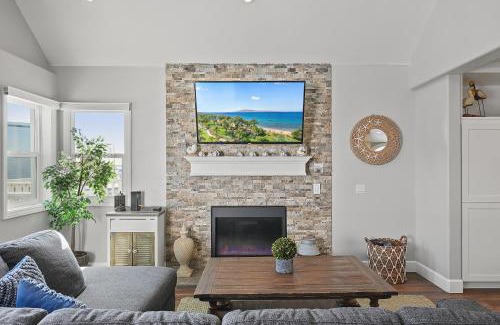 South Mission Beach House | Stunning Beach Home with Fireplace, Fast WiFi, Grill & Outdoor Seating!