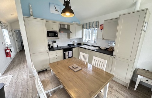 Filey Apartment | Stunning Beach House - Sleeping 4 in 2 Bedrooms - Pool and Beach Access Included.