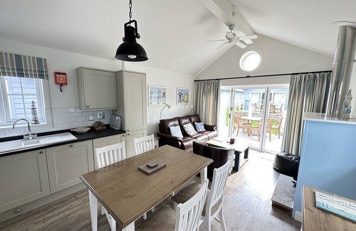 Filey Apartment | Stunning Beach House - Sleeping 4 in 2 Bedrooms - Pool and Beach Access Included.