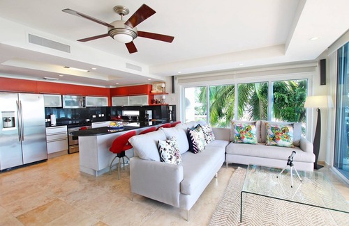 Maxwell Apartment | Stunning Beachfront 2-Bed Condo with Pool - Ocean One 204