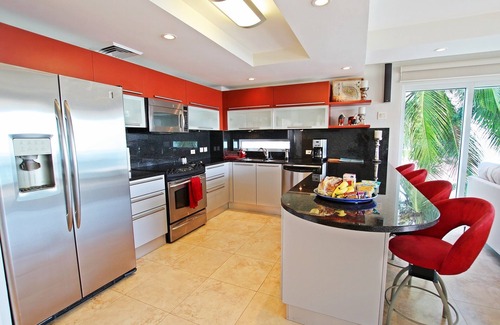 Maxwell Apartment | Stunning Beachfront 2-Bed Condo with Pool - Ocean One 204