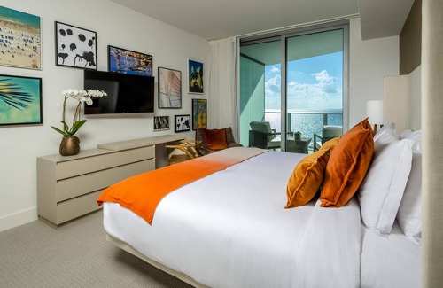 Hollywood South Central Beach Resort | Stunning Beachfront 2-Bed suite, Ocean Views & Walk to Diplomat Resort.