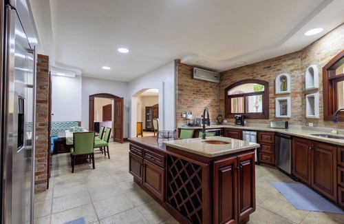 Tarcoles House | Stunning Beauty & Luxury, surrounded by Nature. Pool, Jacuzzi & Trails!