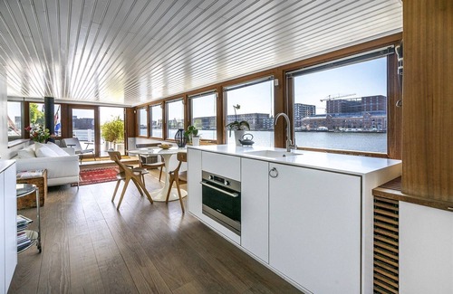 Eastern Docklands Boat Rental | Stunning boat with a view - luxurious with sauna