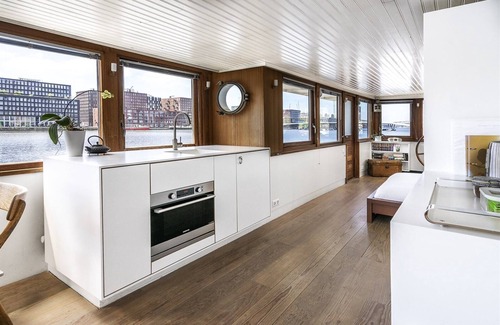 Eastern Docklands Boat Rental | Stunning boat with a view - luxurious with sauna
