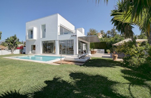 Urbanizacion el Rosario Villa | Stunning Contemporary Villa next to Golf Resort