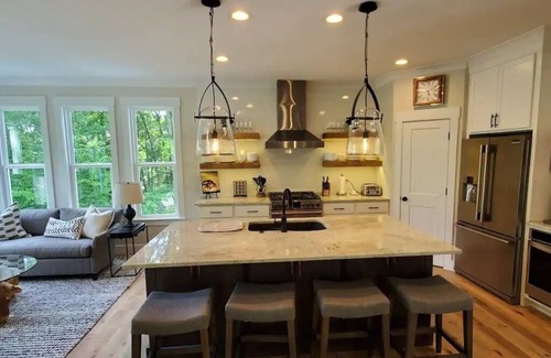 Greer House | Stunning, Designer 6 Bdrm Lake House, Relaxing Retreat, 15 Min from GSP!