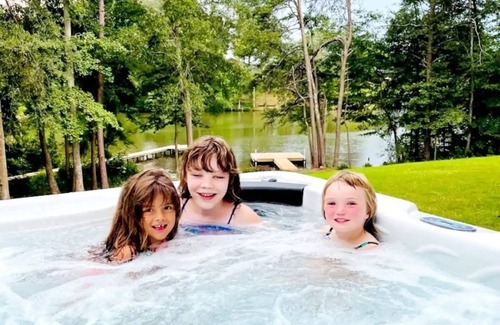 Greer House | Stunning, Designer 6 Bdrm Lake House, Relaxing Retreat, 15 Min from GSP!