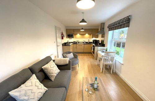 Filey Cottage | Stunning Ground Floor Coastal Apartment - Sleeping 4 in 1 Bedroom - Pool and Beach Access Included.