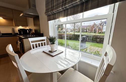 Filey Cottage | Stunning Ground Floor Coastal Apartment - Sleeping 4 in 1 Bedroom - Pool and Beach Access Included.