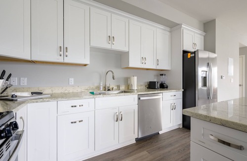 Campbell Apartment | Stunning King suite, centrally located w/fast WiFi