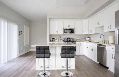 Campbell Apartment | Stunning King suite, centrally located w/fast WiFi