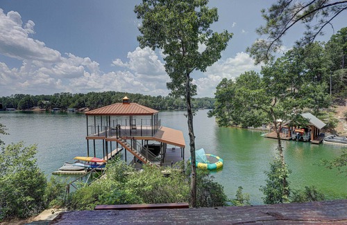 Wedowee House | Stunning Lake Wedowee Home w/ Dock + Kayaks!