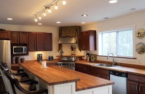 Belfast House | Stunning Lakefront home on Swanlake