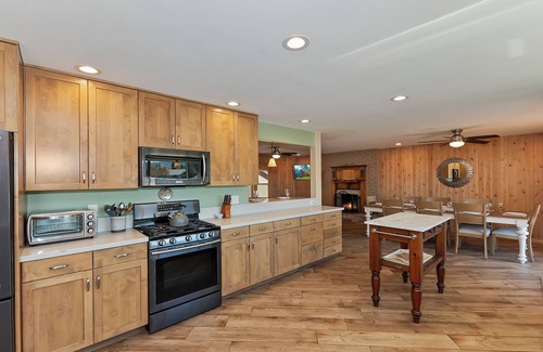 Big Bear Lake House | Stunning Lakeview House with HotTub, BBQ and GameRoom