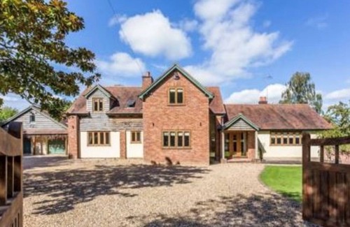 Wimborne House | STUNNING LARGE COUNTRY FAMILY HOME, INDOOR POOL, SLEEPS 12, SECLUDED GARDEN