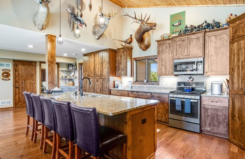 Wisconsin Dells Cabin | Stunning lodge with game room, balcony, central AC & washer/dryer