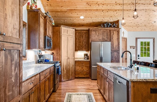Wisconsin Dells Cabin | Stunning lodge with game room, balcony, central AC & washer/dryer