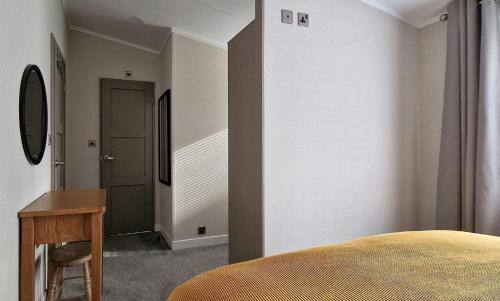 Corton Cabin | Stunning Lodge With Large Decking At Azure Seas In Suffolk Ref 32109Og