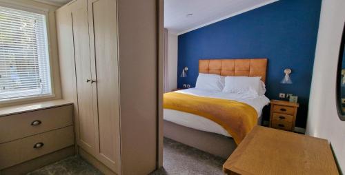 Corton Cabin | Stunning Lodge With Large Decking At Azure Seas In Suffolk Ref 32109Og