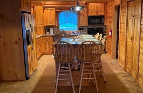 Kesley House | Stunning Log Cabin W/River Views and Hot Tub