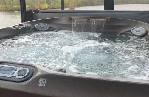 Kesley House | Stunning Log Cabin W/River Views and Hot Tub