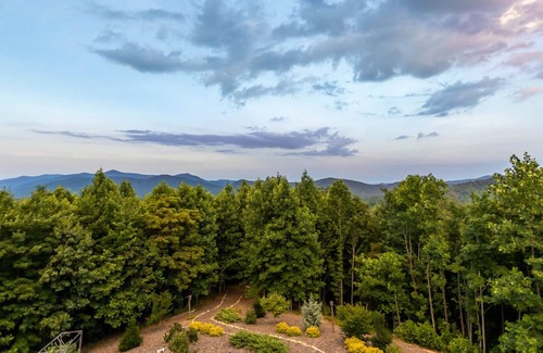 Vein Mountain Cabin | Stunning Log Cabin with Panoramic Mountain Views