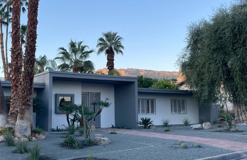 Palm Desert House | Stunning Mid-Century Home! Dreamy Private Backyard and Pool!