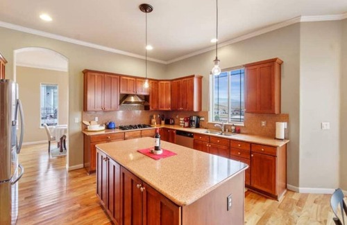 Sparks Villa | Stunning Mtn. View Chateau 6 Bed/4 Bath Hot Tub BBQ near Red Hawk Golf and TAHOE