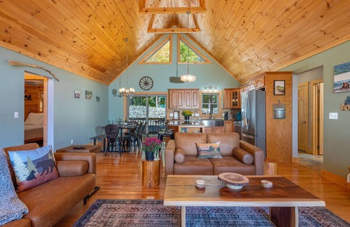 Bakersville Cabin | Stunning Mtn Views, Hot Tub+Fire Pit, Fireplace~Grill, WiFi, Private, Near Town!