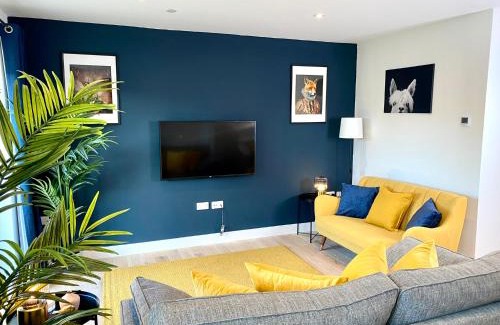 Poole House | Stunning NEW Large 3 bedroom House - 5 Minutes to the nearest Beach! - Great Location - Garden - Parking - Fast WiFi - Smart TV - Newly decorated - sleeps up to 7! Close to Poole & Bournemouth & Sandbanks