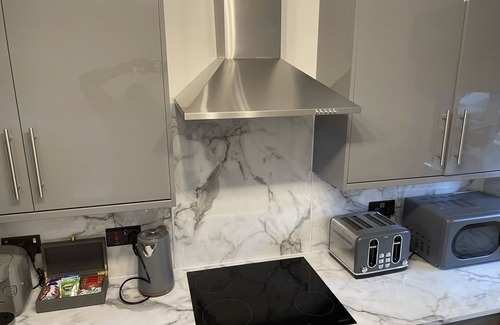 Custom House Apartment | Stunning Newly Decorated Flat with Own Entrance and Garden