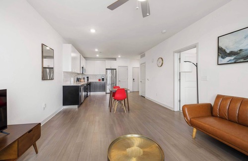 Downtown Louisville Apartment | Stunning Nulu 1BR CozySuites 08