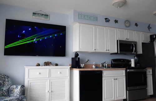 Myrtle Beach Condo | Stunning Oceanfront Condo. , Great resort. kitchen, W/D, 65" Roku tv, fast WIFI.