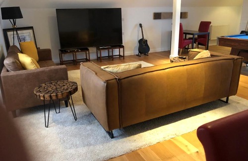 Leigh-on-Sea Apartment | Stunning Penthouse with Sea Views - Close to the Beach, Sea & Bars ,Restaurants & Shops