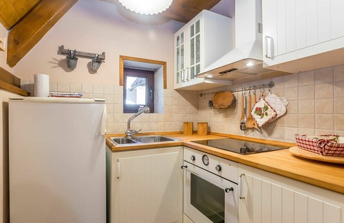 Lic House | Stunning private villa for 4 guests with A/C, WIFI, hot tub, TV and terrace