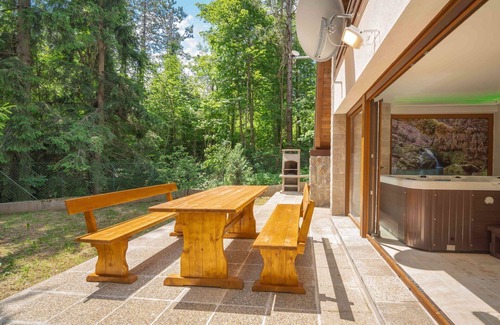 Lic House | Stunning private villa for 4 guests with A/C, WIFI, hot tub, TV and terrace