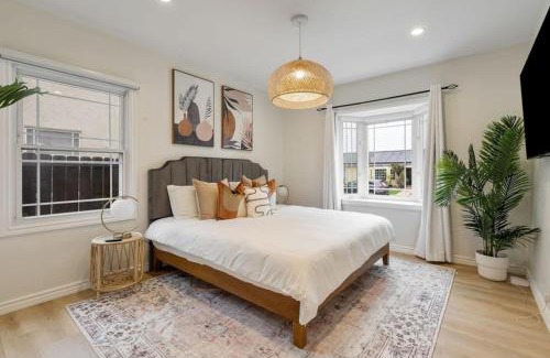 Bixby Knolls House | Stunning Retro Beach Oasis, Dual Living, Pool