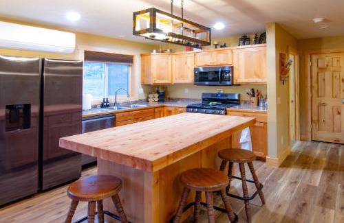 Salmon House | Stunning Salmon Riverfront Cabin