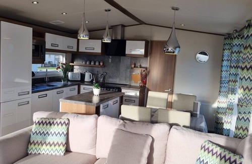 Christchurch Cabin | Stunning Seaside Lodge Nr New Forest 2 bed