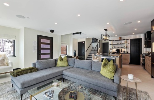 Big Bear Lake Cabin | Stunning SKI IN SKI OUT Modern Mountain Townhouse - Community Amenities: Pickleball, Tennis, Basketball & Spa HOT TUB! Beautifully Updated 3 Bedroom 3.5 Bathroom w/Outdoor Patio & Firepit! Gated Community! 50 Yards From Bear Mountain with Slop Acces