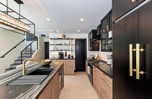 Big Bear Lake Cabin | Stunning SKI IN SKI OUT Modern Mountain Townhouse - Community Amenities: Pickleball, Tennis, Basketball & Spa HOT TUB! Beautifully Updated 3 Bedroom 3.5 Bathroom w/Outdoor Patio & Firepit! Gated Community! 50 Yards From Bear Mountain with Slop Acces